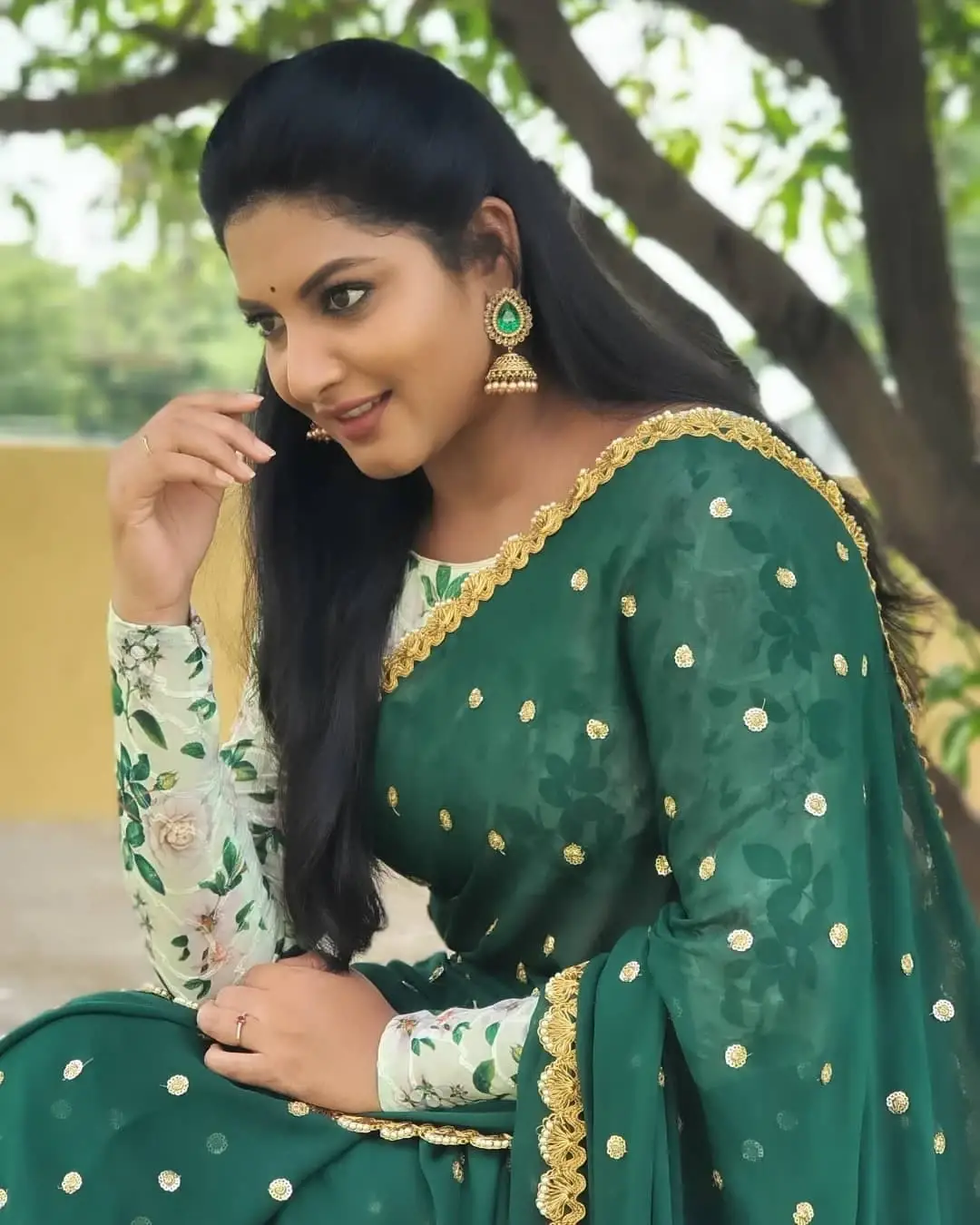 Indian TV Girl Pallavi Ramisetty Photos in Traditional Green Saree